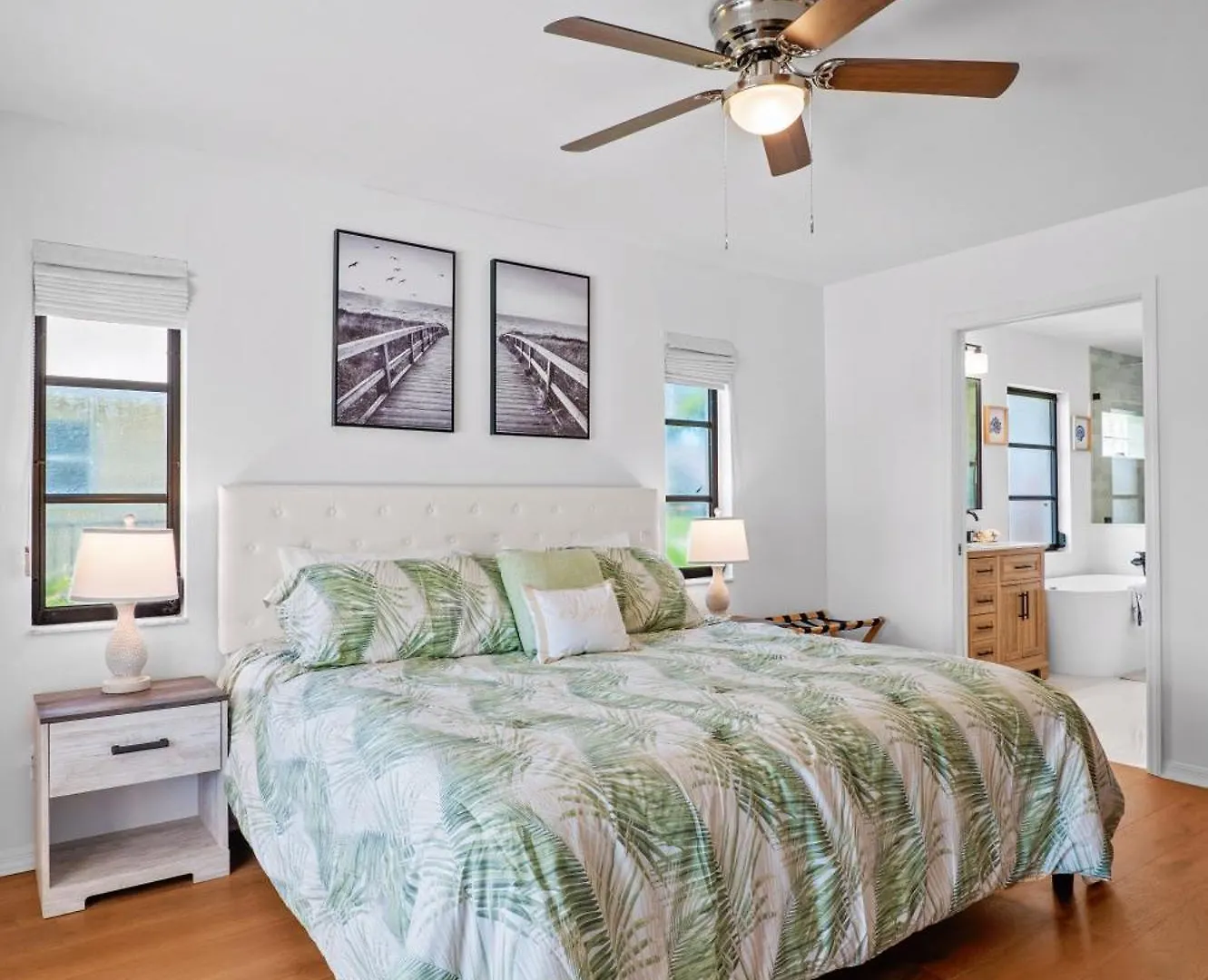 Pelican Paradise! Waterfront, Bbq, Heated Pool, King Bed, Luxury, Family Fun & Villa *