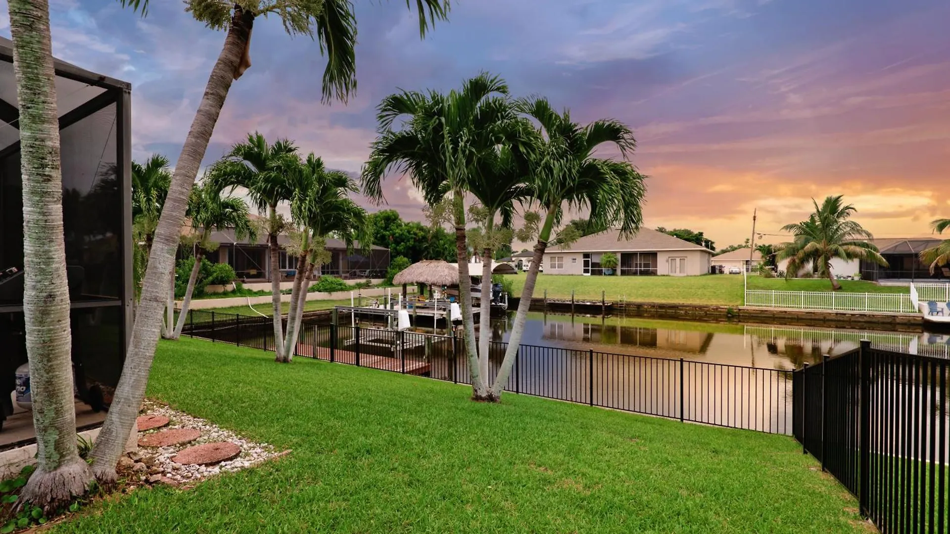 Pelican Paradise! Waterfront, Bbq, Heated Pool, King Bed, Luxury, Family Fun & Villa Cape Coral