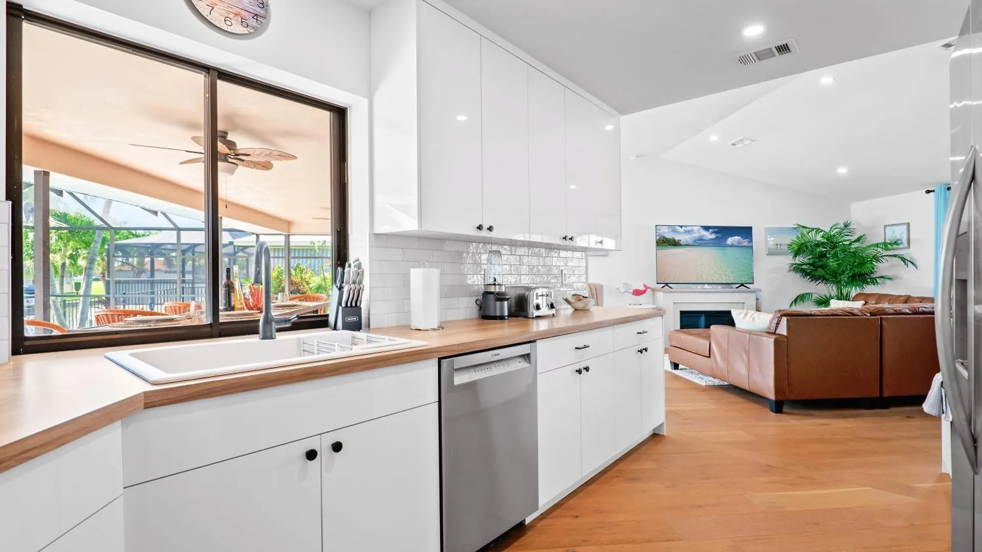 Pelican Paradise! Waterfront, Bbq, Heated Pool, King Bed, Luxury, Family Fun & * Cape Coral