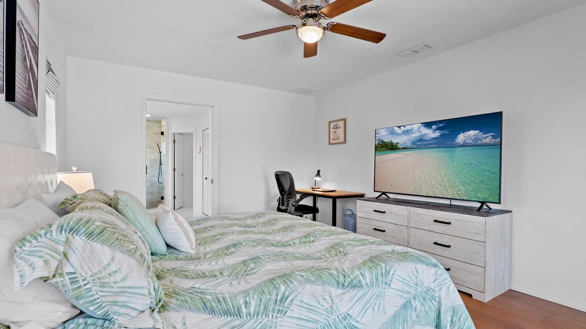 Villa Pelican Paradise! Waterfront, Bbq, Heated Pool, King Bed, Luxury, Family Fun & *
