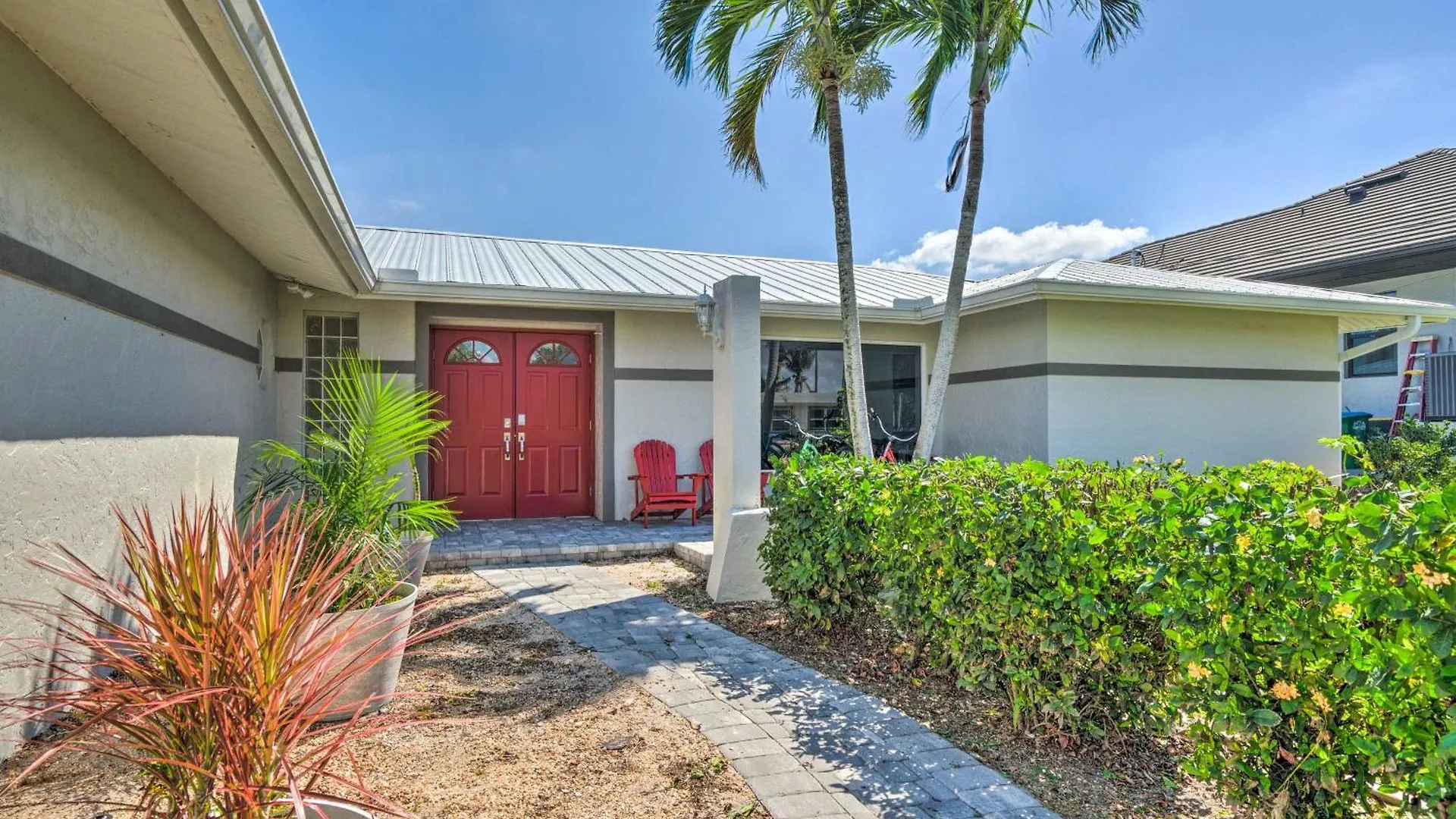 Canal-front Oasis With Pool And Dock! Cape Coral