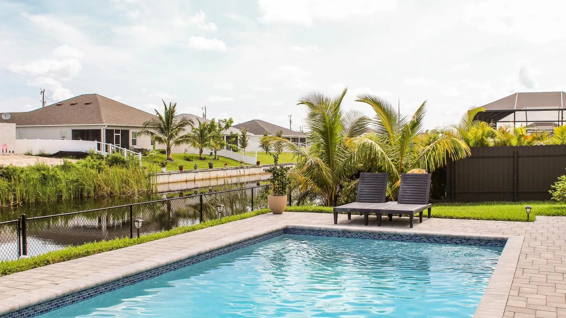 Villa Luxurious Waterfront With Heated Pool And Jacuzzi