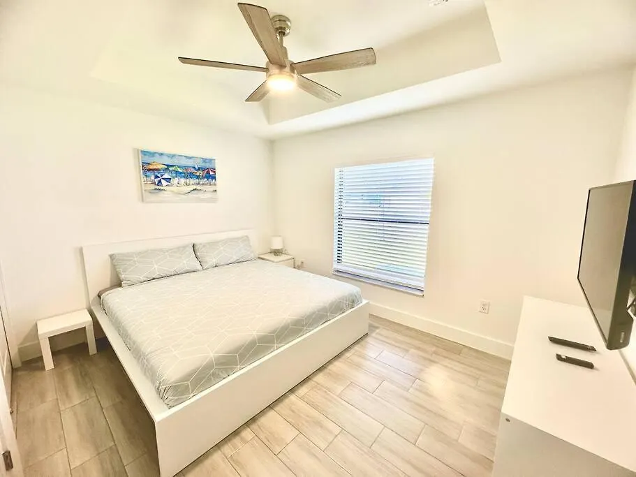 Holiday home Waterlily - 5 Bedroom Pool Waterfront Cape Coral