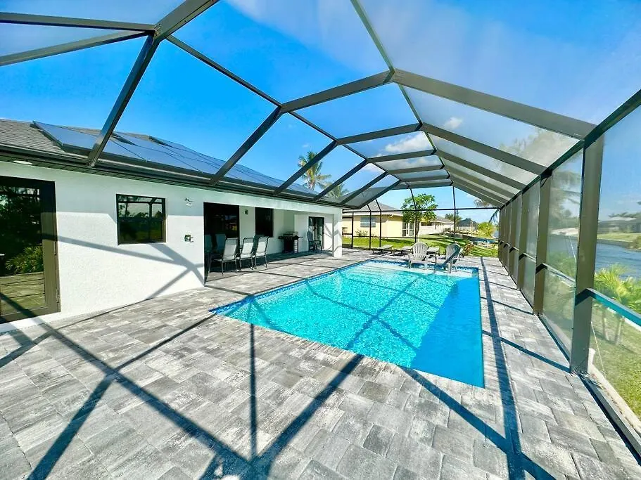 Waterlily - 5 Bedroom Pool Waterfront Holiday home Cape Coral