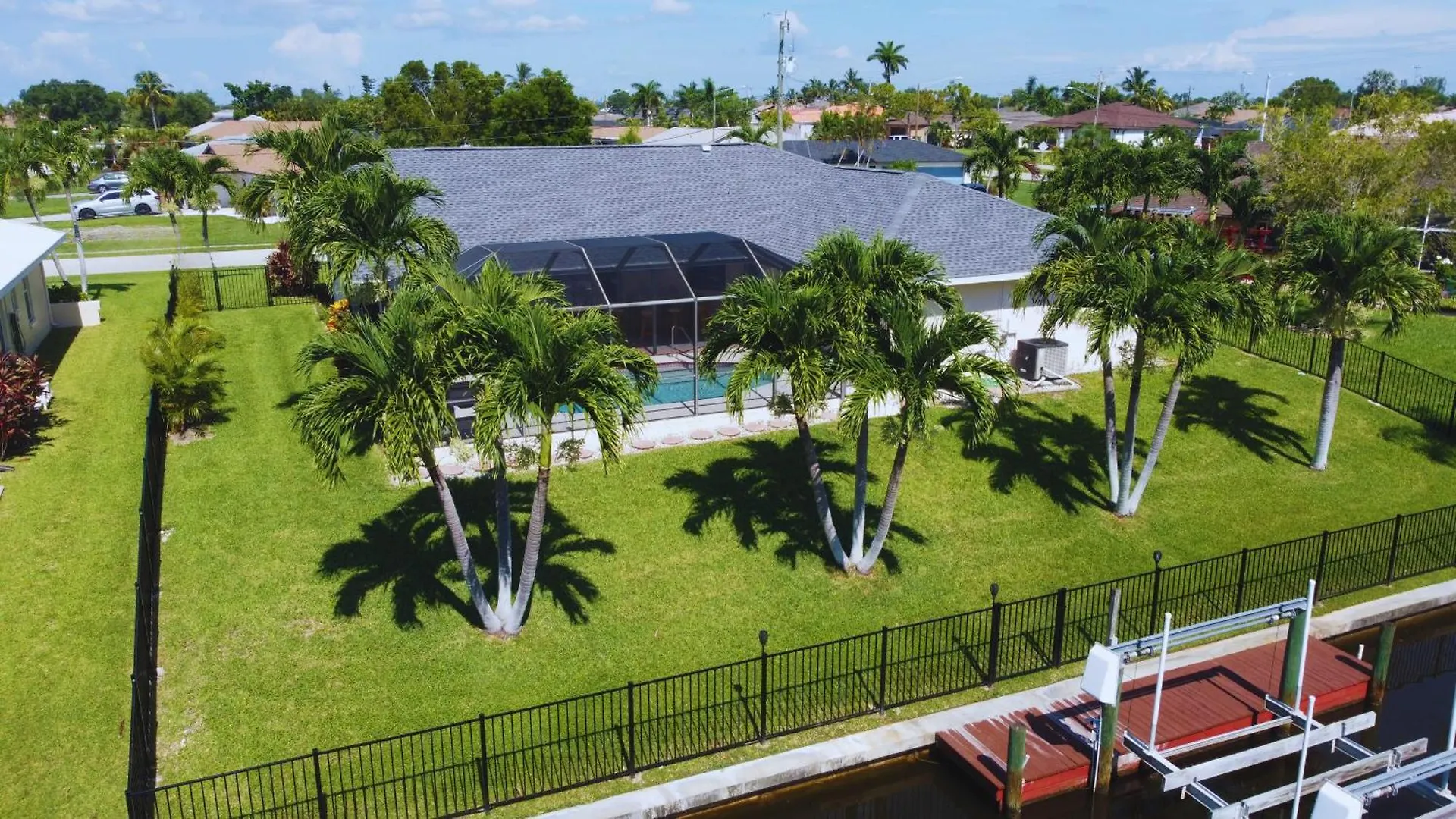 Pelican Paradise! Waterfront, Bbq, Heated Pool, King Bed, Luxury, Family Fun & *