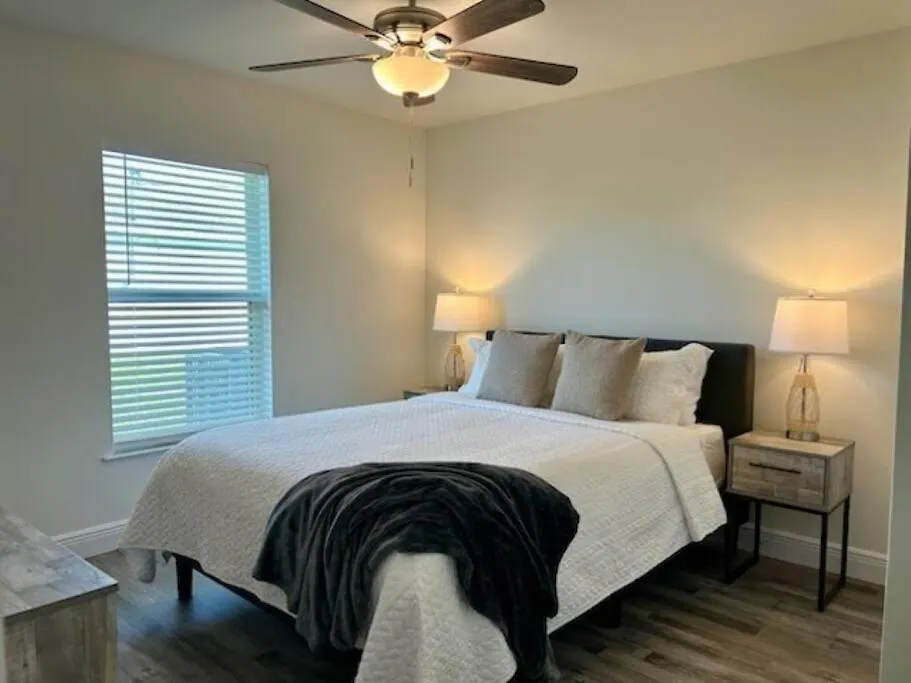 New Build With Heated Pool! Perfect For 2 Families! Cape Coral