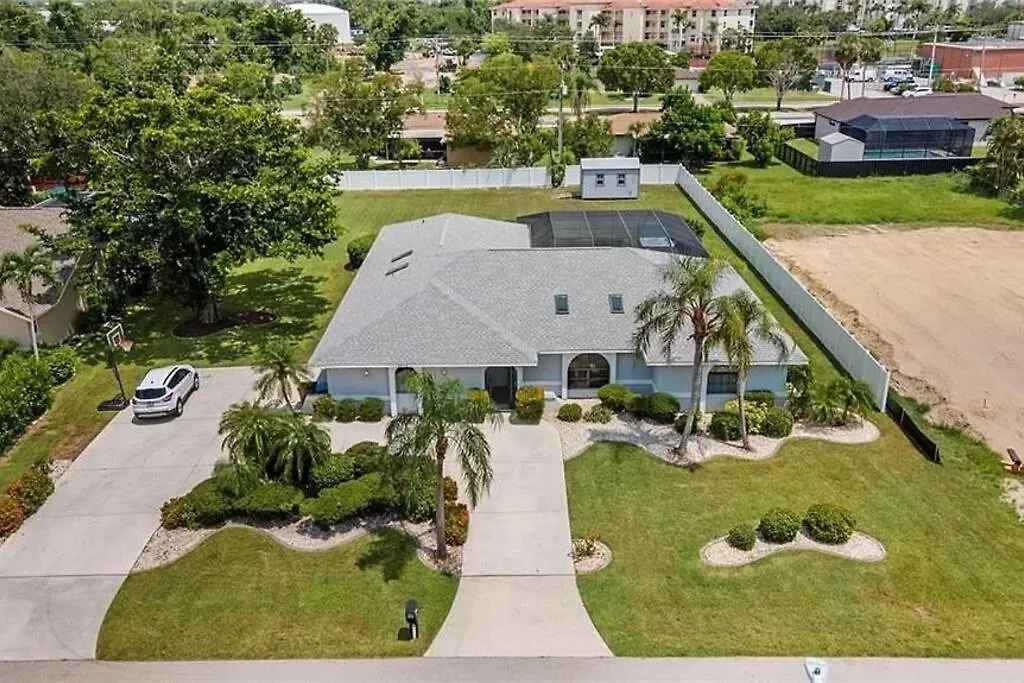 Blue Diamond Pool And Holiday home *