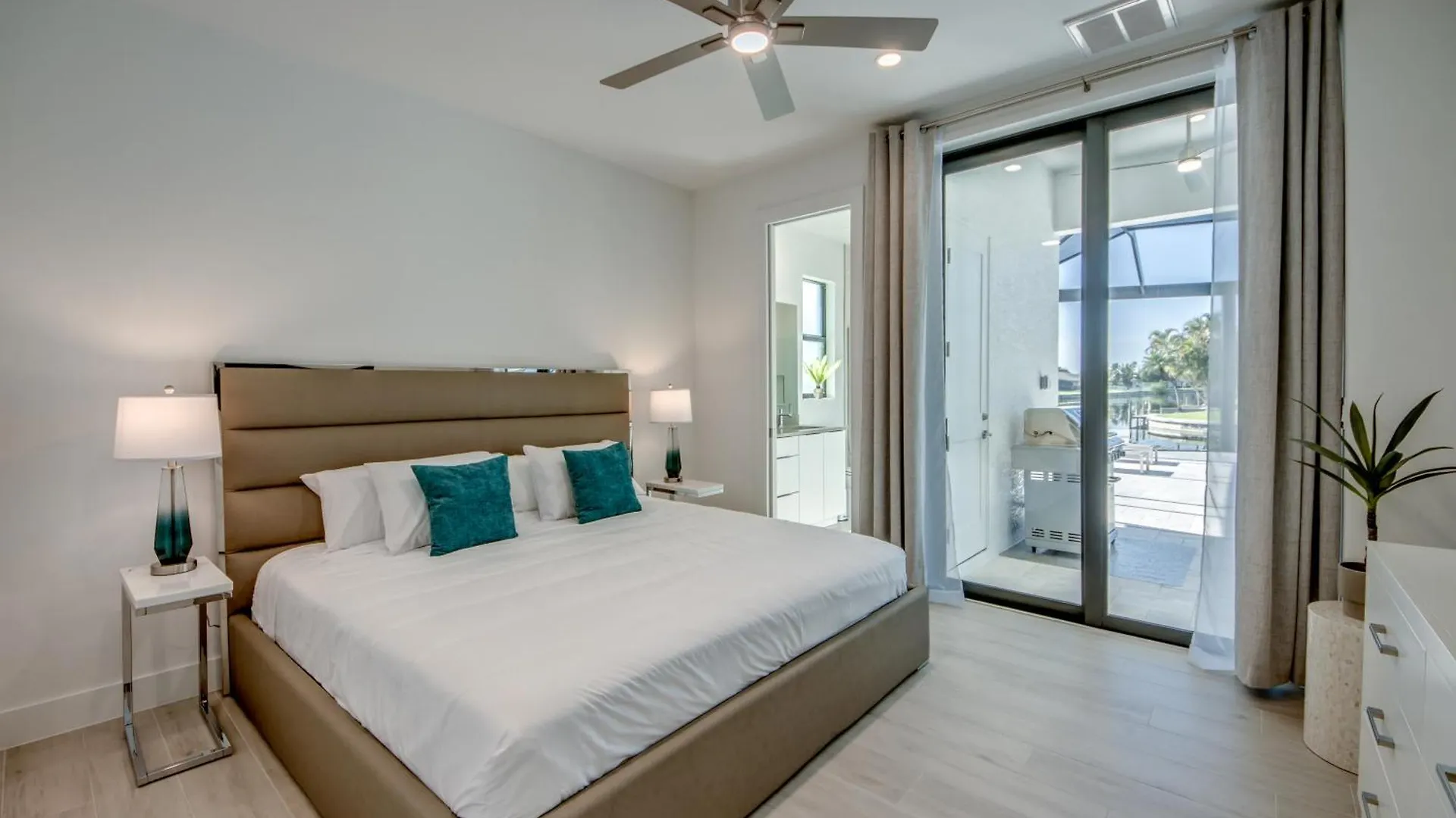 Brandnew Villa-puresun At Canal Intersection, Heated Saltwater Pool And Spa, Facing South Villa Cape Coral