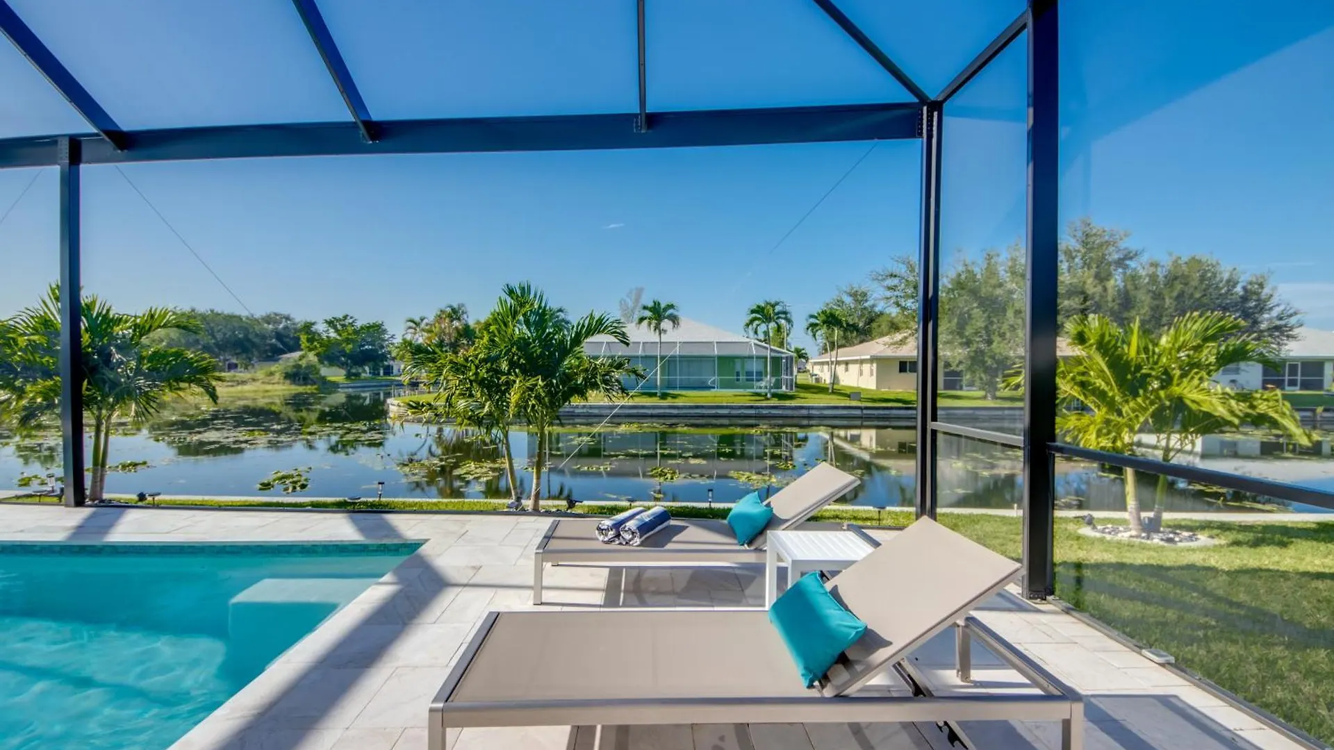 Villa Brandnew Villa-puresun At Canal Intersection, Heated Saltwater Pool And Spa, Facing South Cape Coral