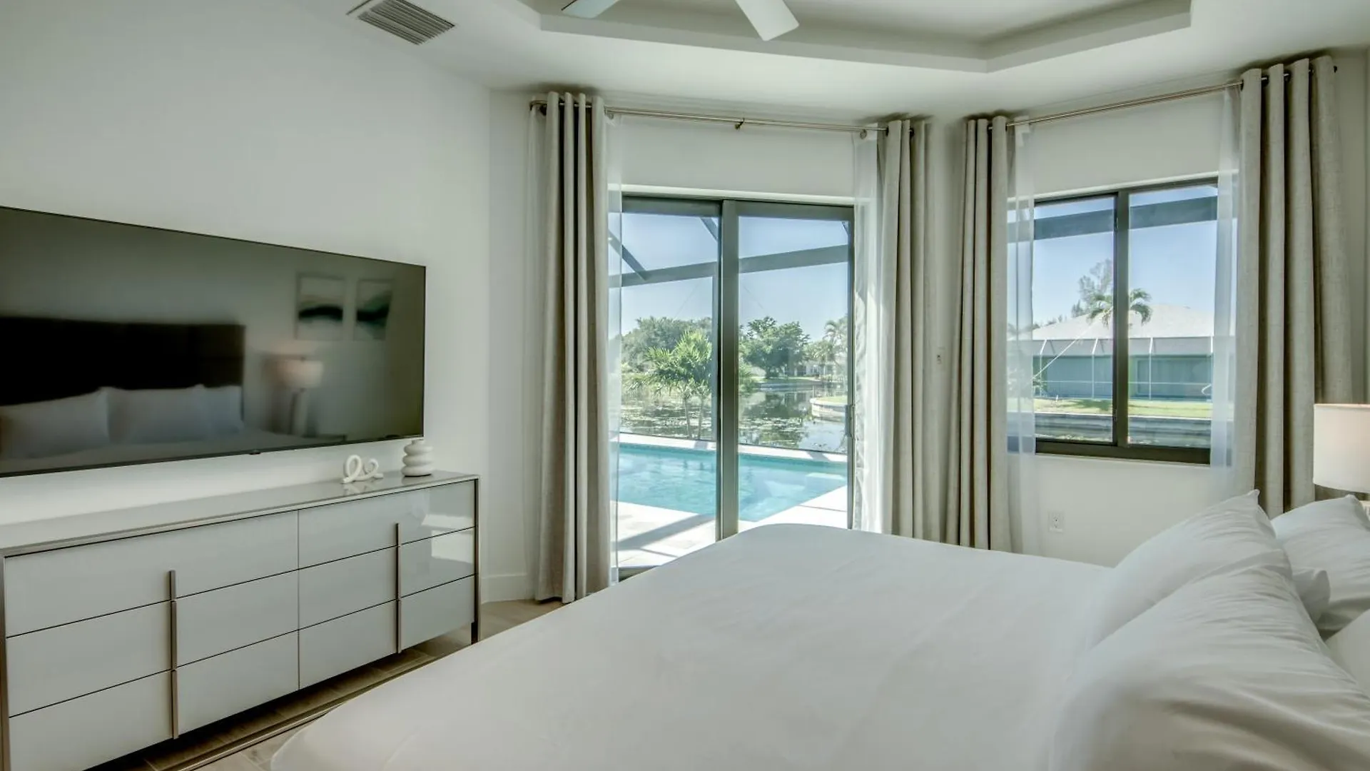 Brandnew Villa-puresun At Canal Intersection, Heated Saltwater Pool And Spa, Facing South