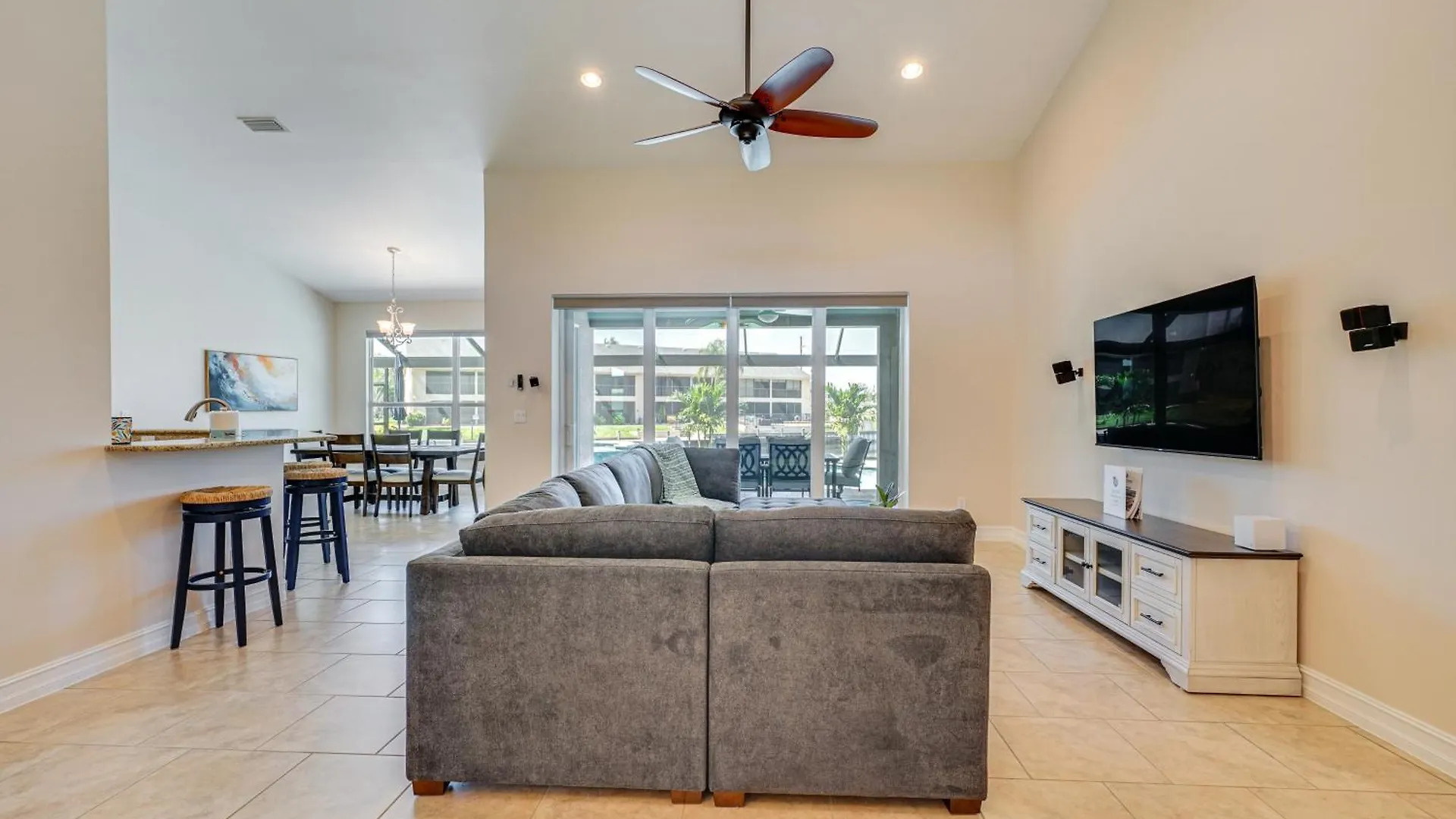 Holiday home Waterfront With Private Pool And Dock!