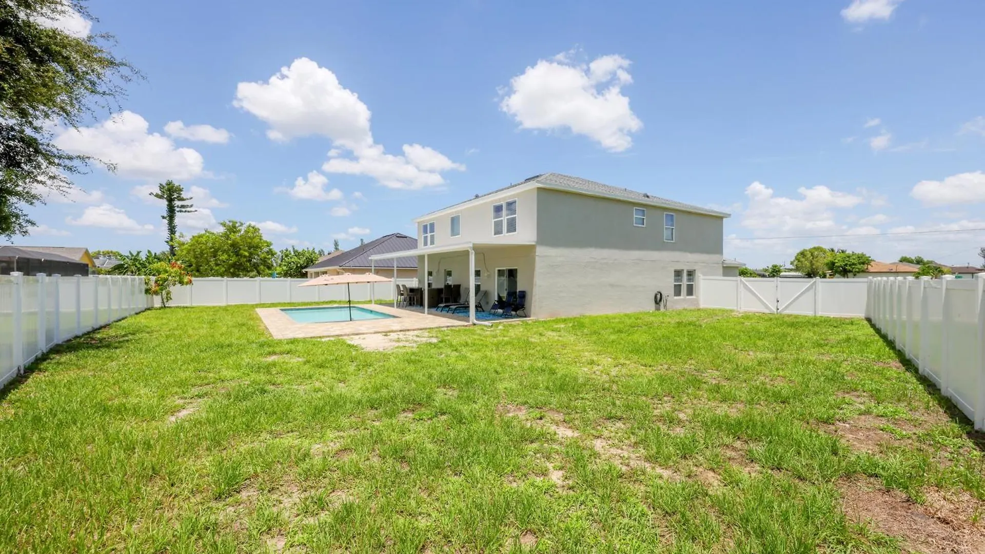 3400sqft! - Lovely Kitchen - Heated Pool Holiday home Cape Coral