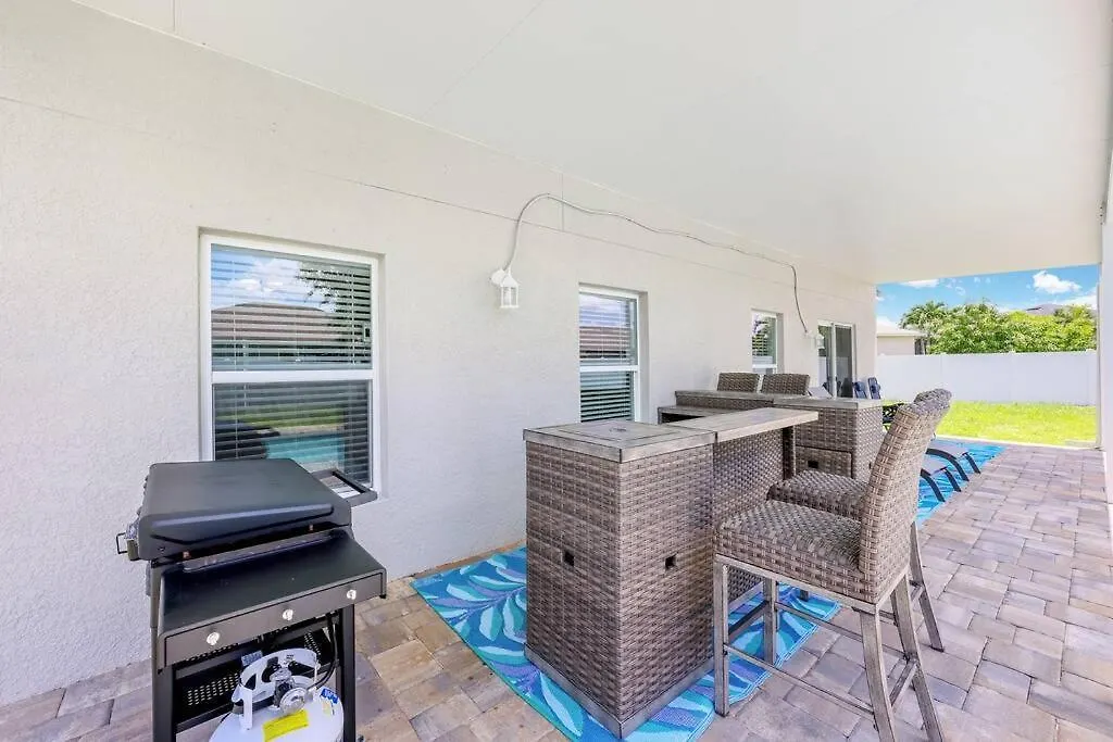 Holiday home 3400sqft! - Lovely Kitchen - Heated Pool *