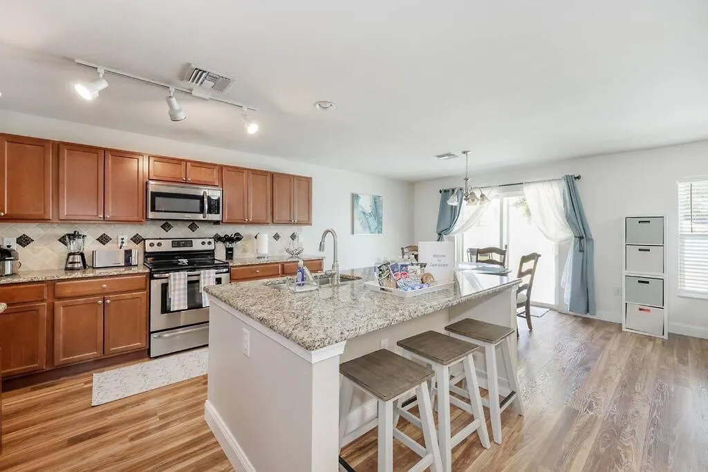 3400sqft! - Lovely Kitchen - Heated Pool Holiday home *