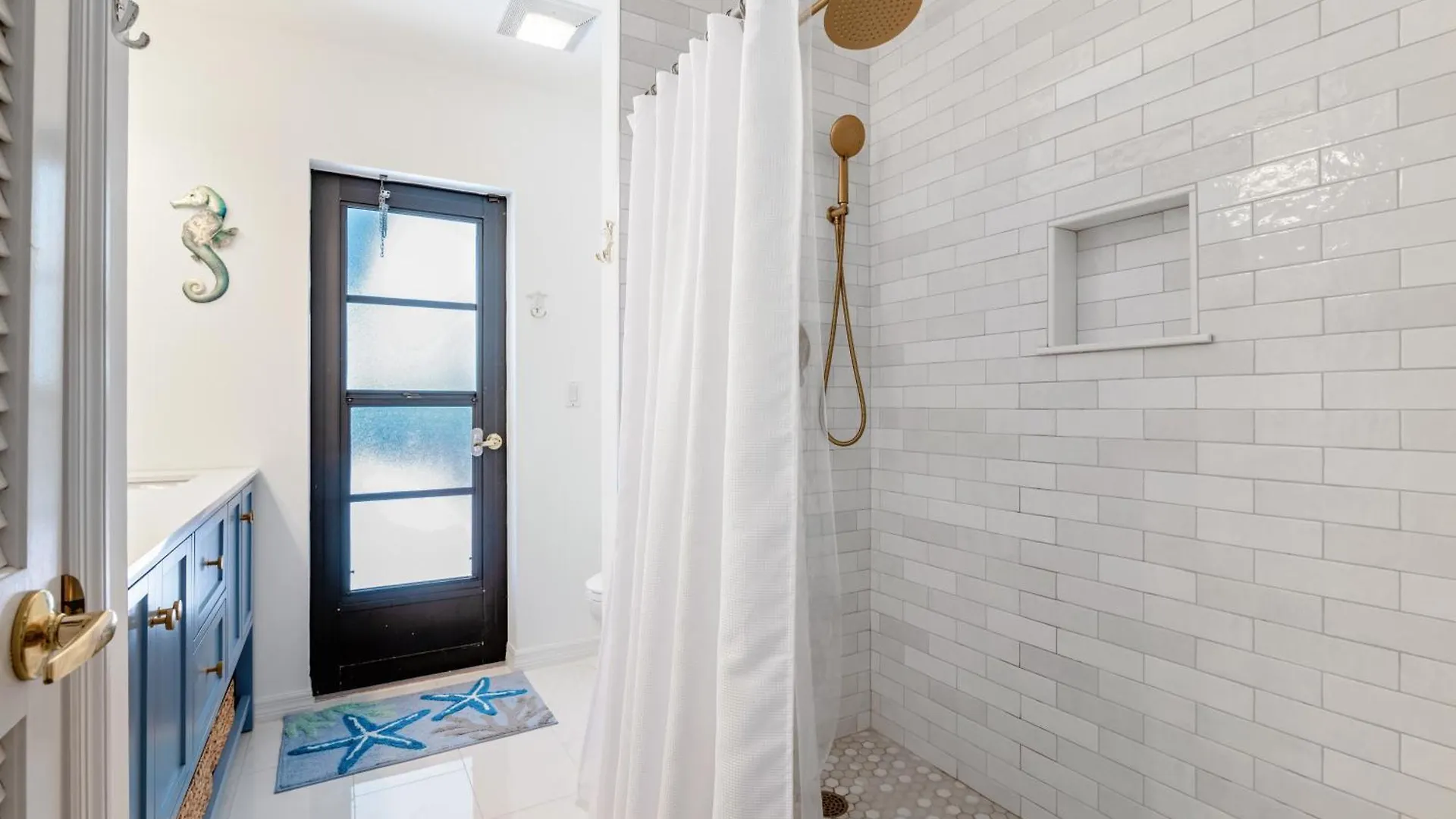 Pelican Paradise! Waterfront, Bbq, Heated Pool, King Bed, Luxury, Family Fun & Villa *