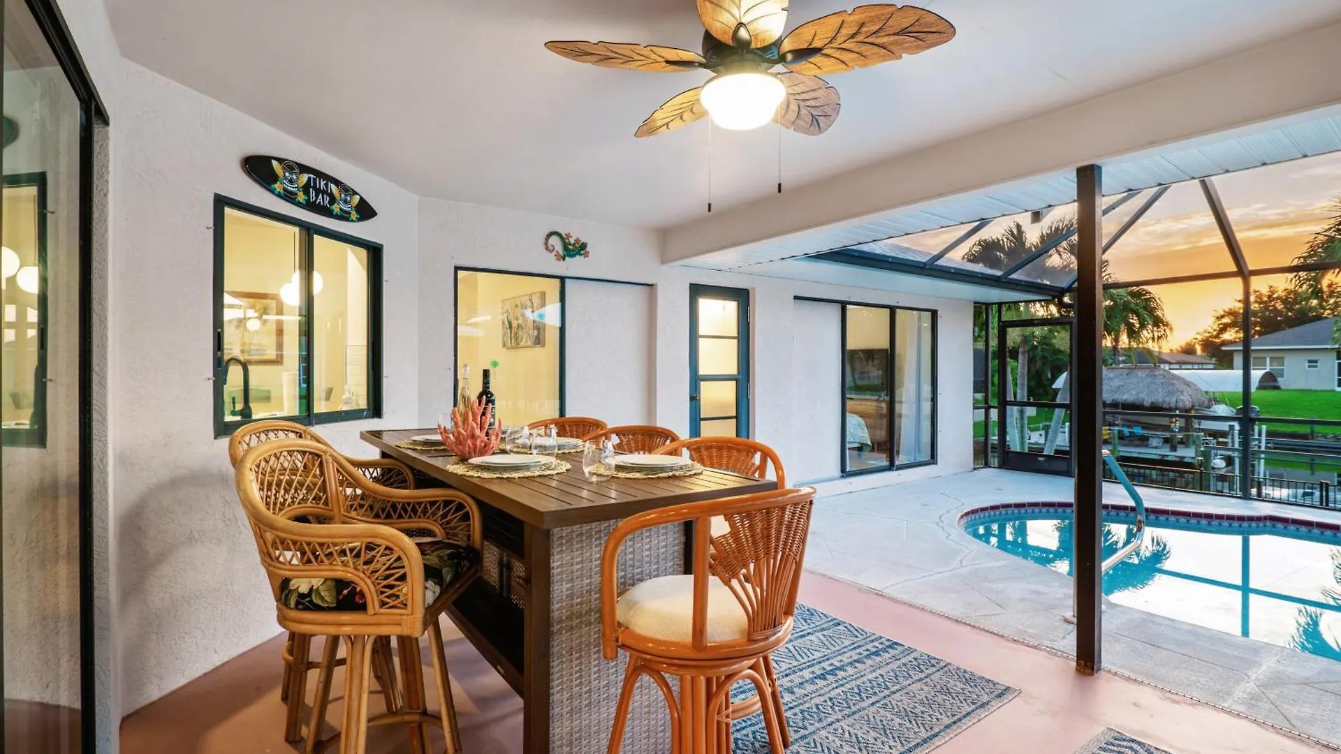 Pelican Paradise! Waterfront, Bbq, Heated Pool, King Bed, Luxury, Family Fun & Villa Cape Coral