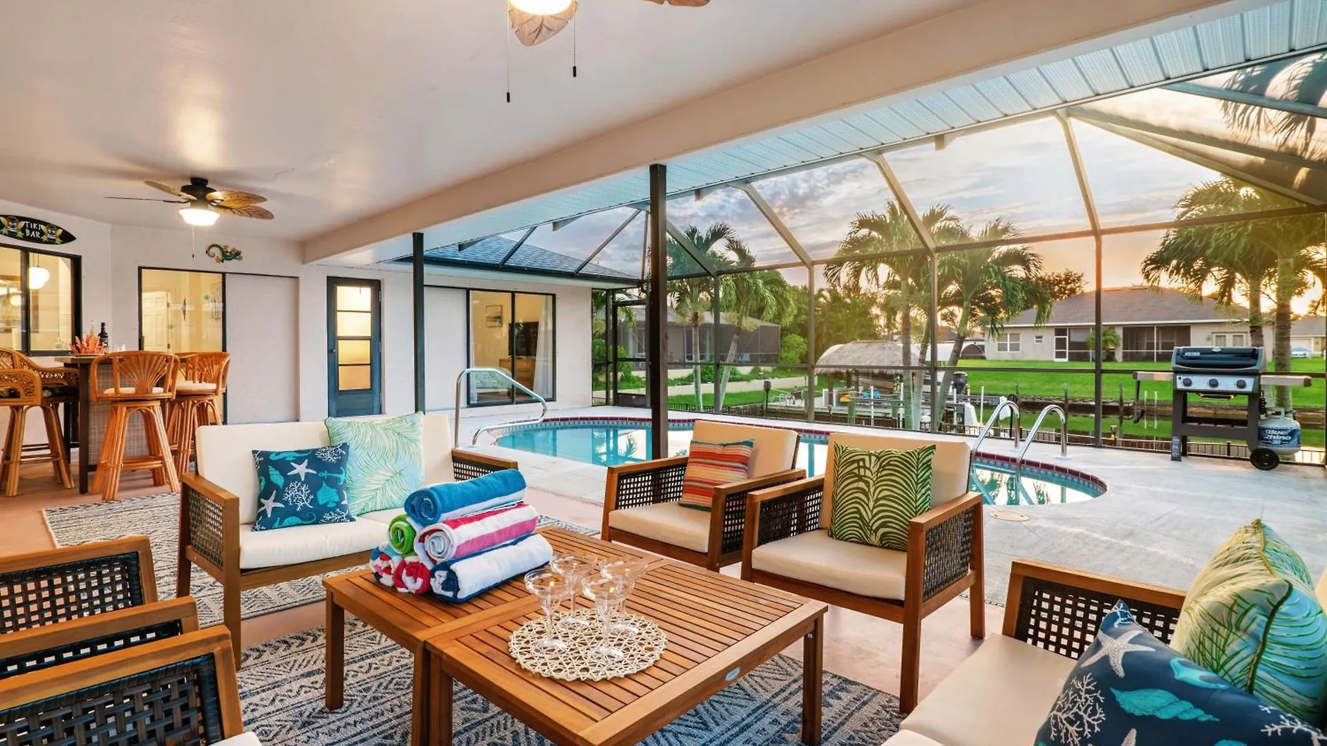 Villa Pelican Paradise! Waterfront, Bbq, Heated Pool, King Bed, Luxury, Family Fun & *