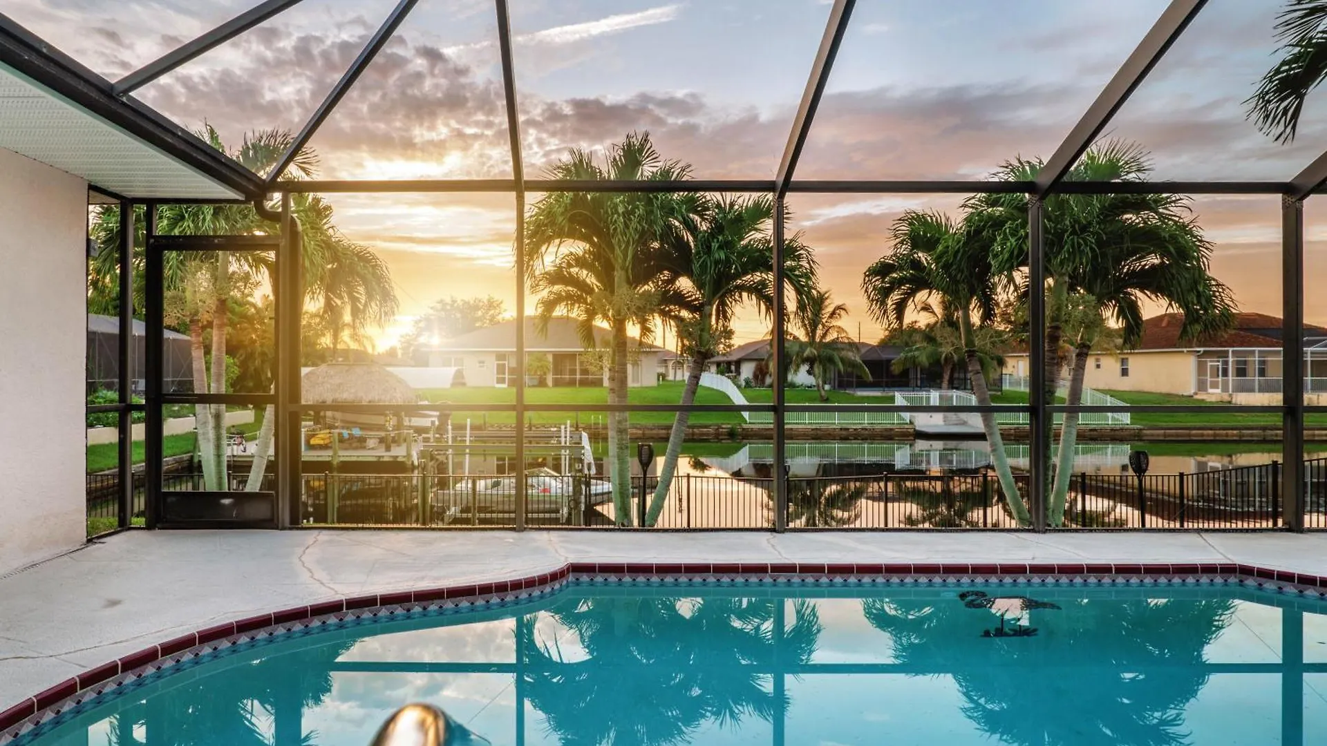 Pelican Paradise! Waterfront, Bbq, Heated Pool, King Bed, Luxury, Family Fun & * Cape Coral