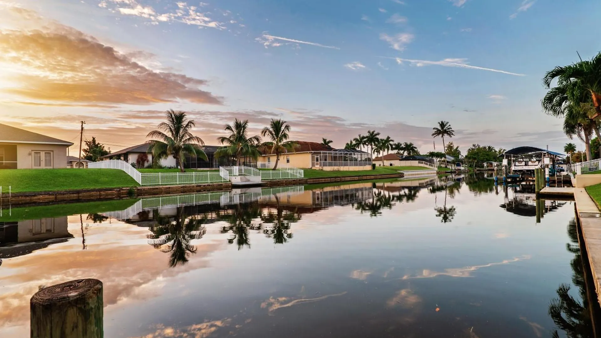 Pelican Paradise! Waterfront, Bbq, Heated Pool, King Bed, Luxury, Family Fun & Villa *