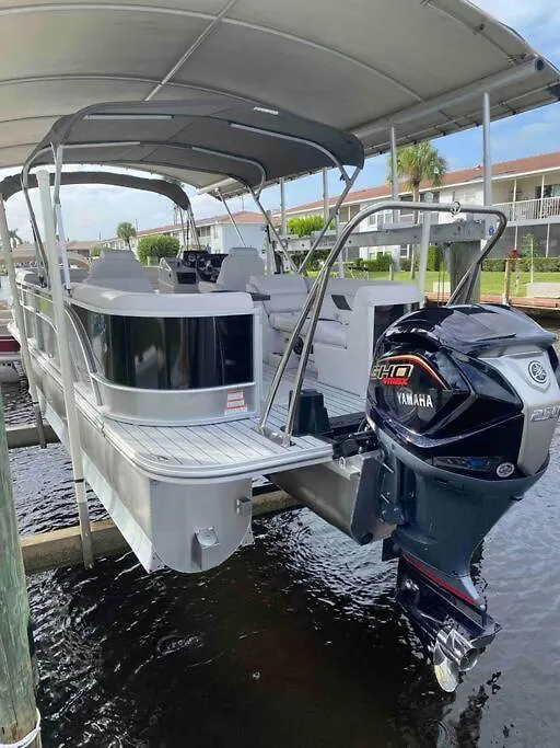 Vacation In Comfort Pool Waterfront Boat *