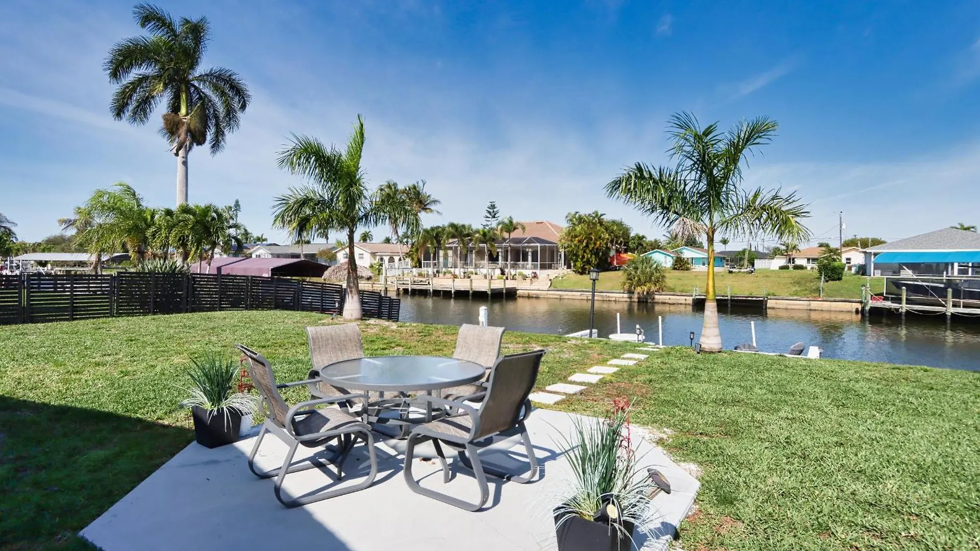 Maison De La - Vacation Rental, Water Front With Direct Access Holiday home *