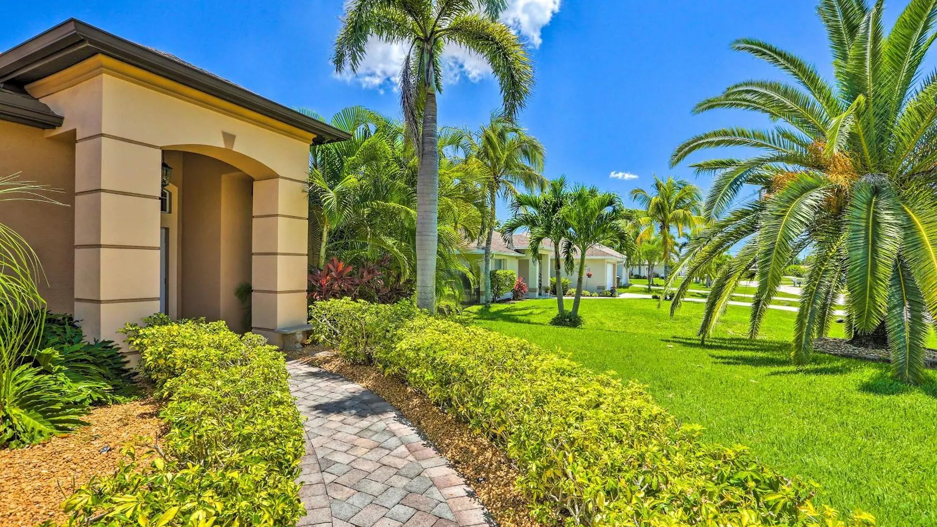 Tropical Retreat With Hot Tub And Pool! Holiday home Cape Coral