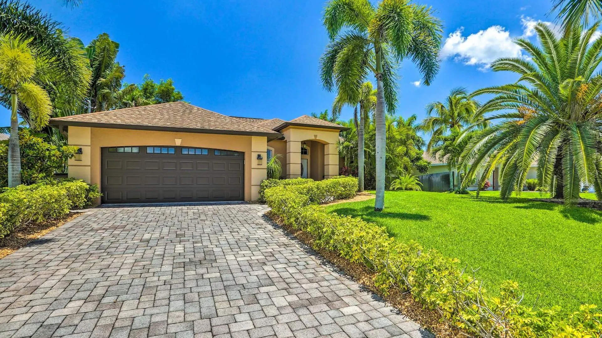 Tropical Retreat With Hot Tub And Pool! Holiday home Cape Coral