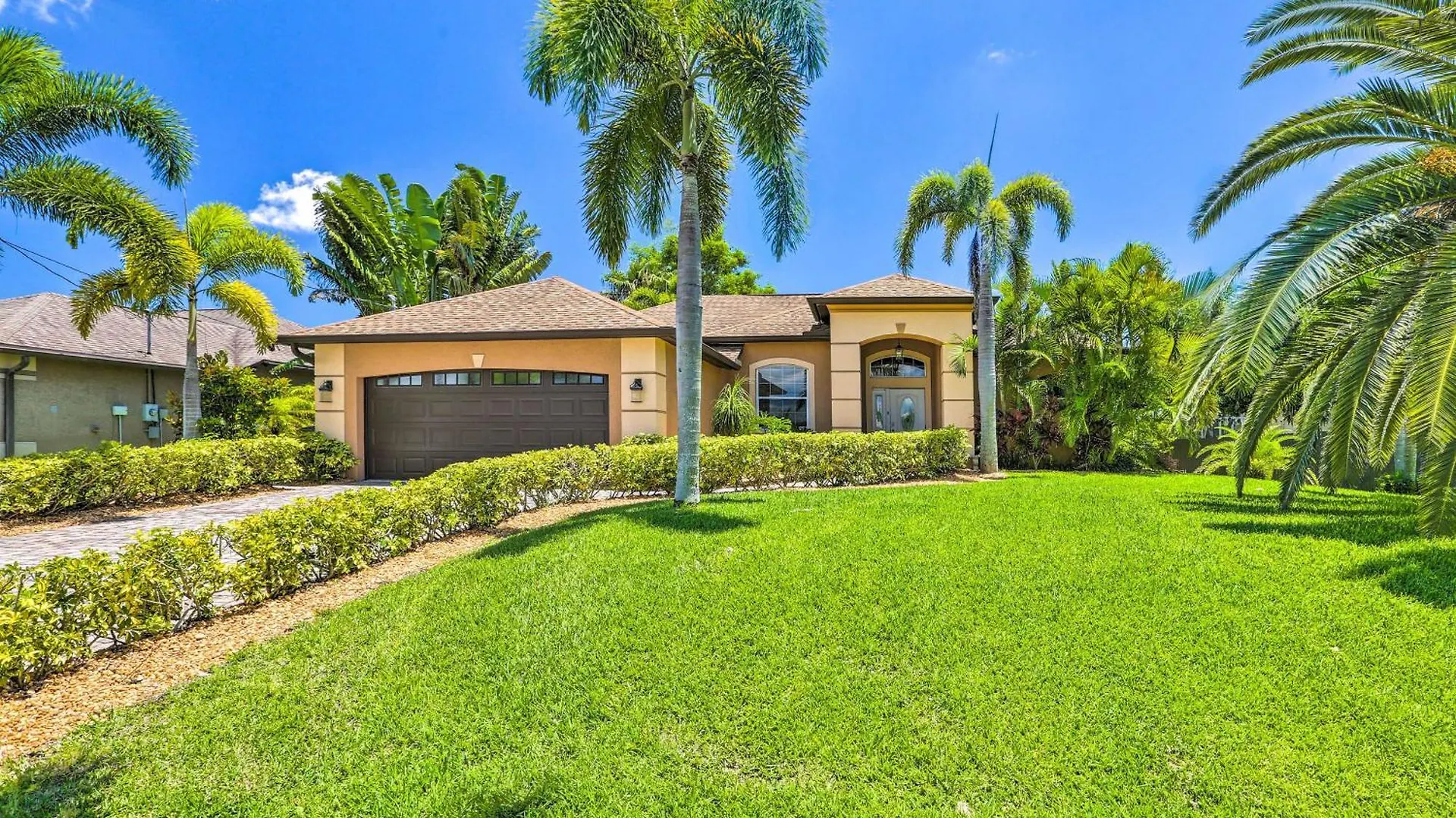 Tropical Retreat With Hot Tub And Pool! Holiday home