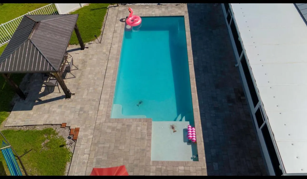 Pool House Ideal For Family Pool Heated Holiday home *