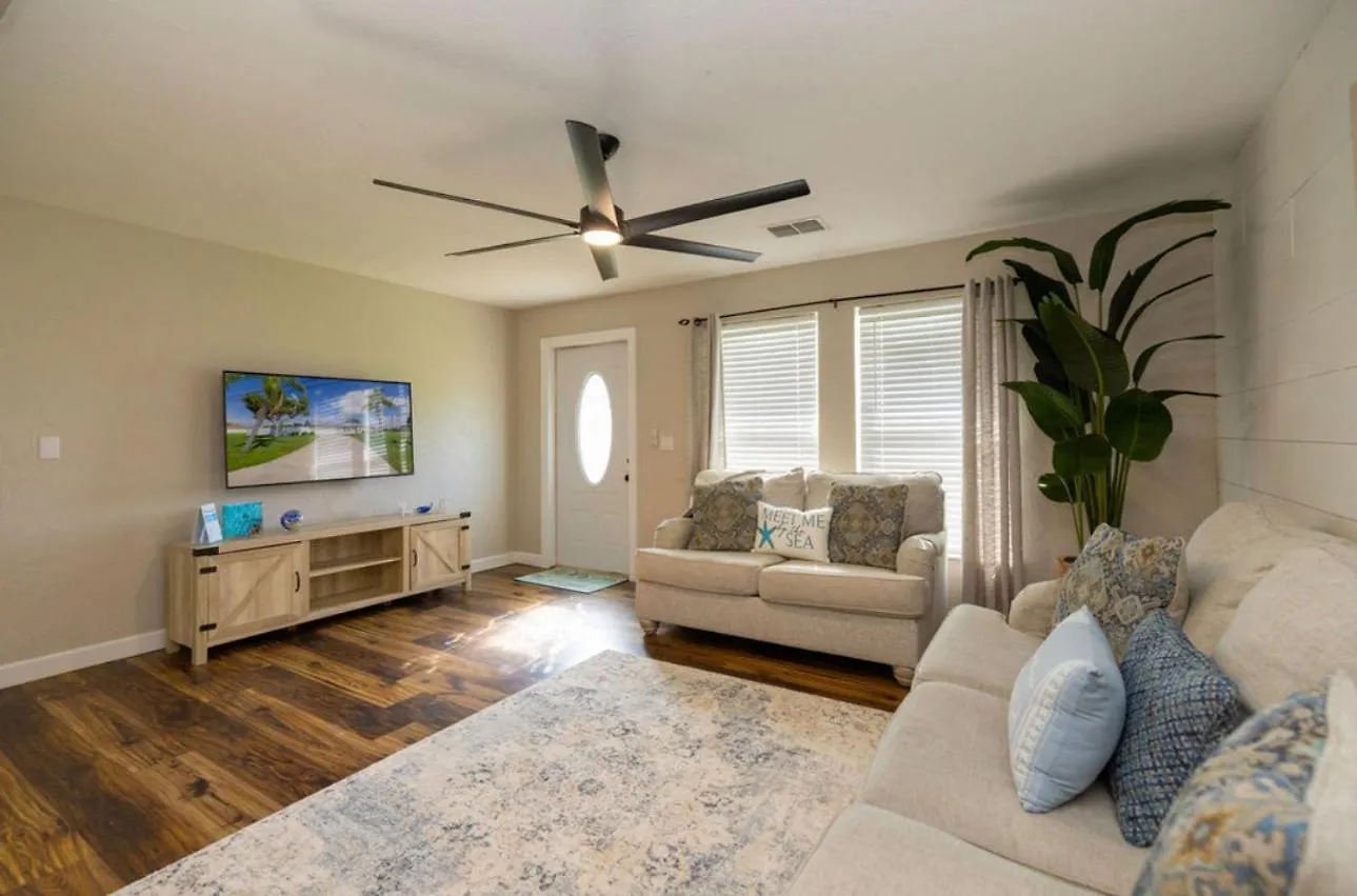 Pool House Ideal For Family Pool Heated