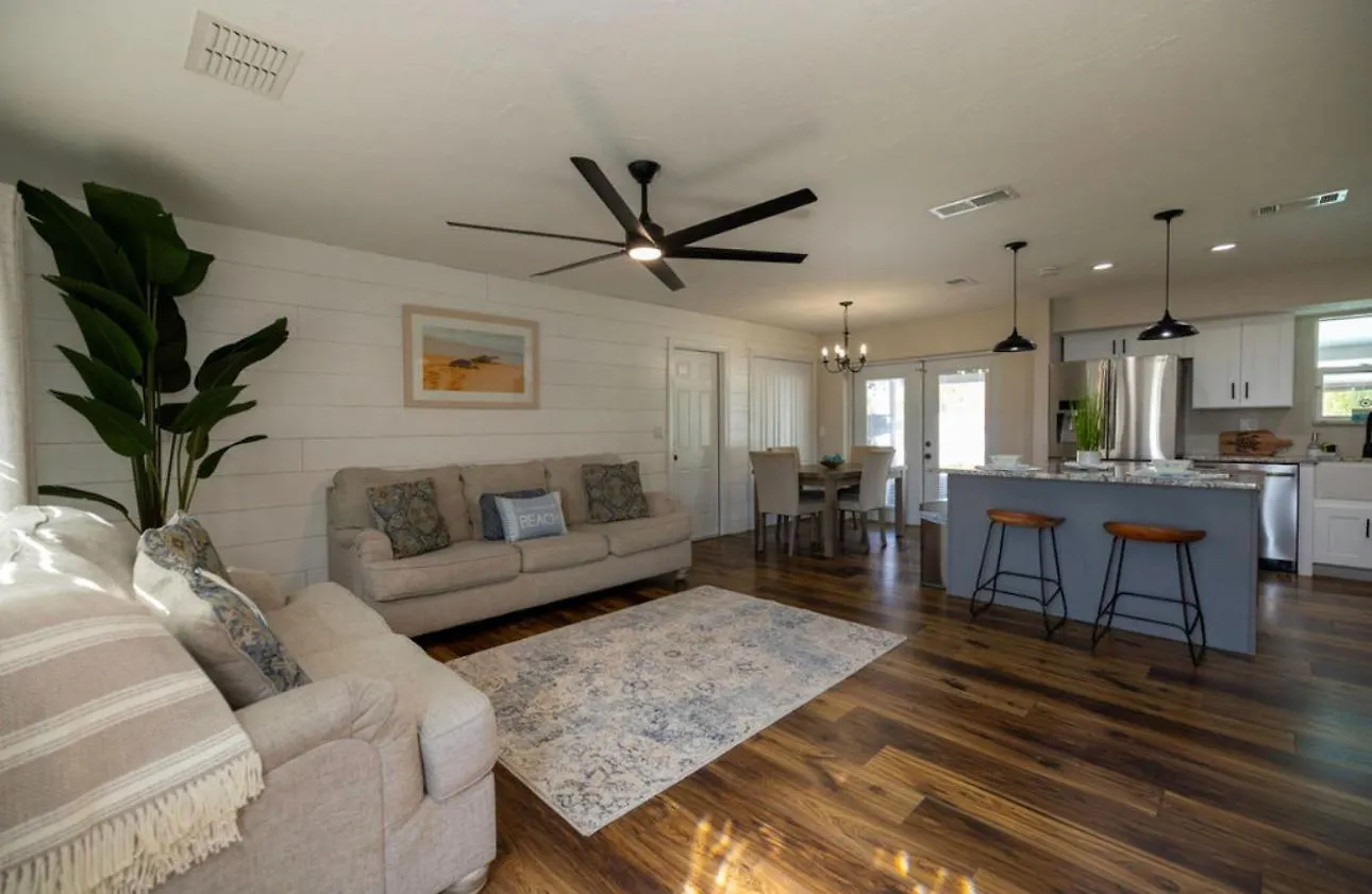 Pool House Ideal For Family Pool Heated Holiday home *