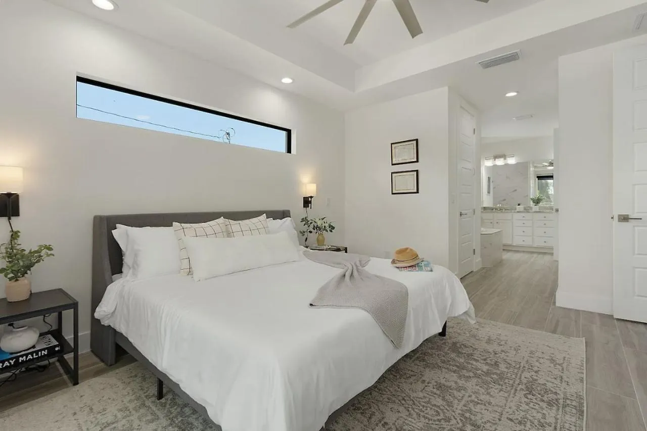 Tranquil Escape Modern Pool Holiday home Cape Coral
