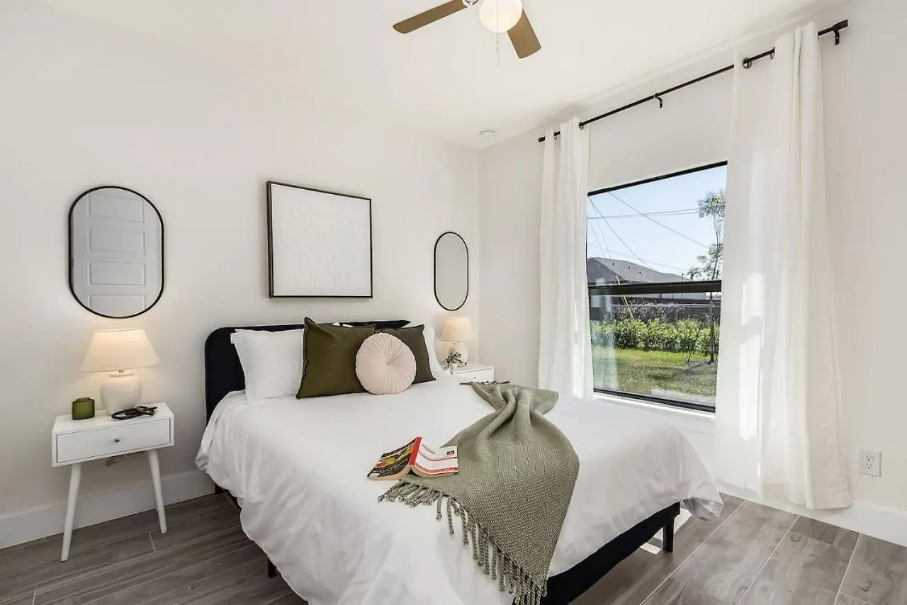 Tranquil Escape Modern Pool Holiday home *