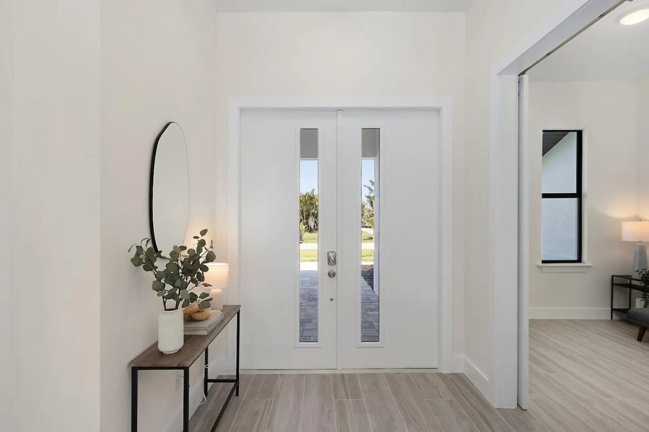 Tranquil Escape Modern Pool Holiday home Cape Coral