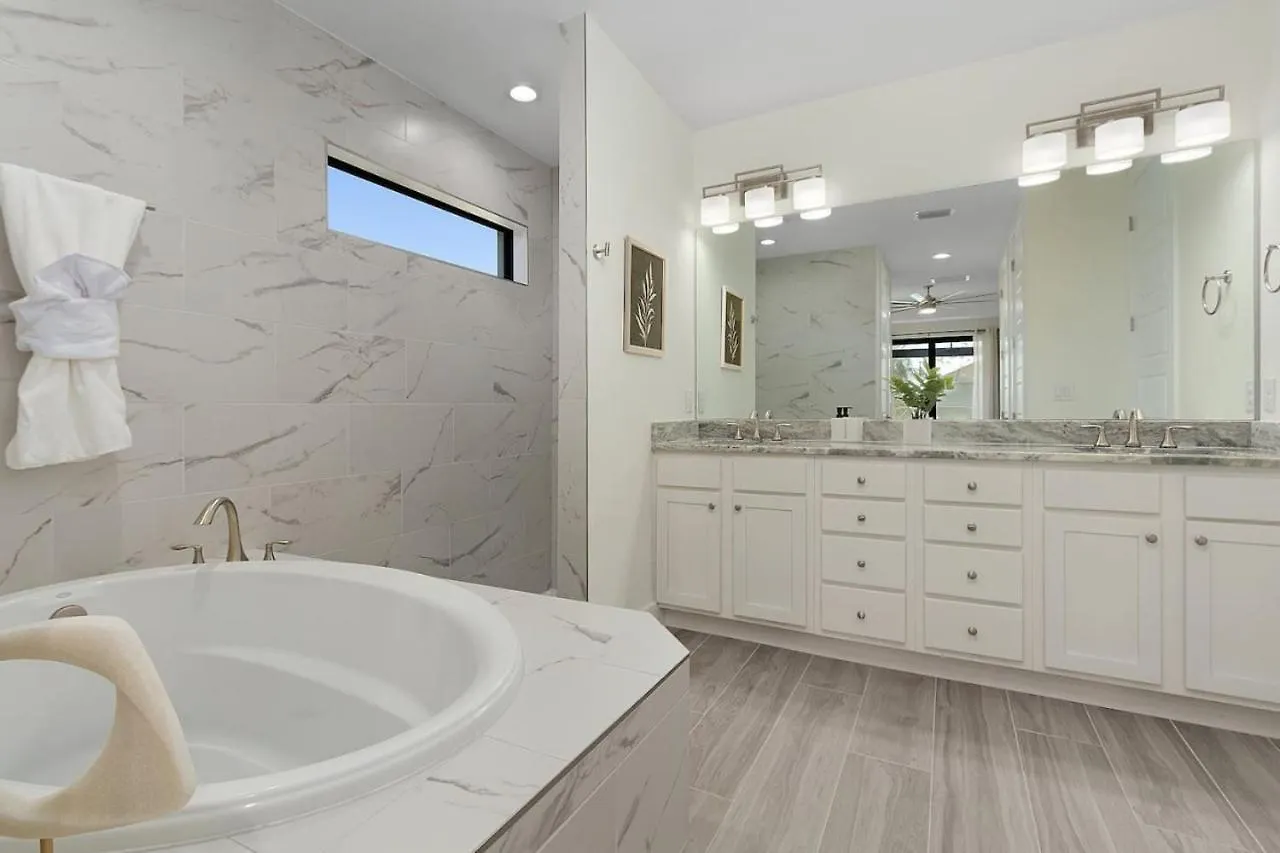 Tranquil Escape Modern Pool Holiday home *