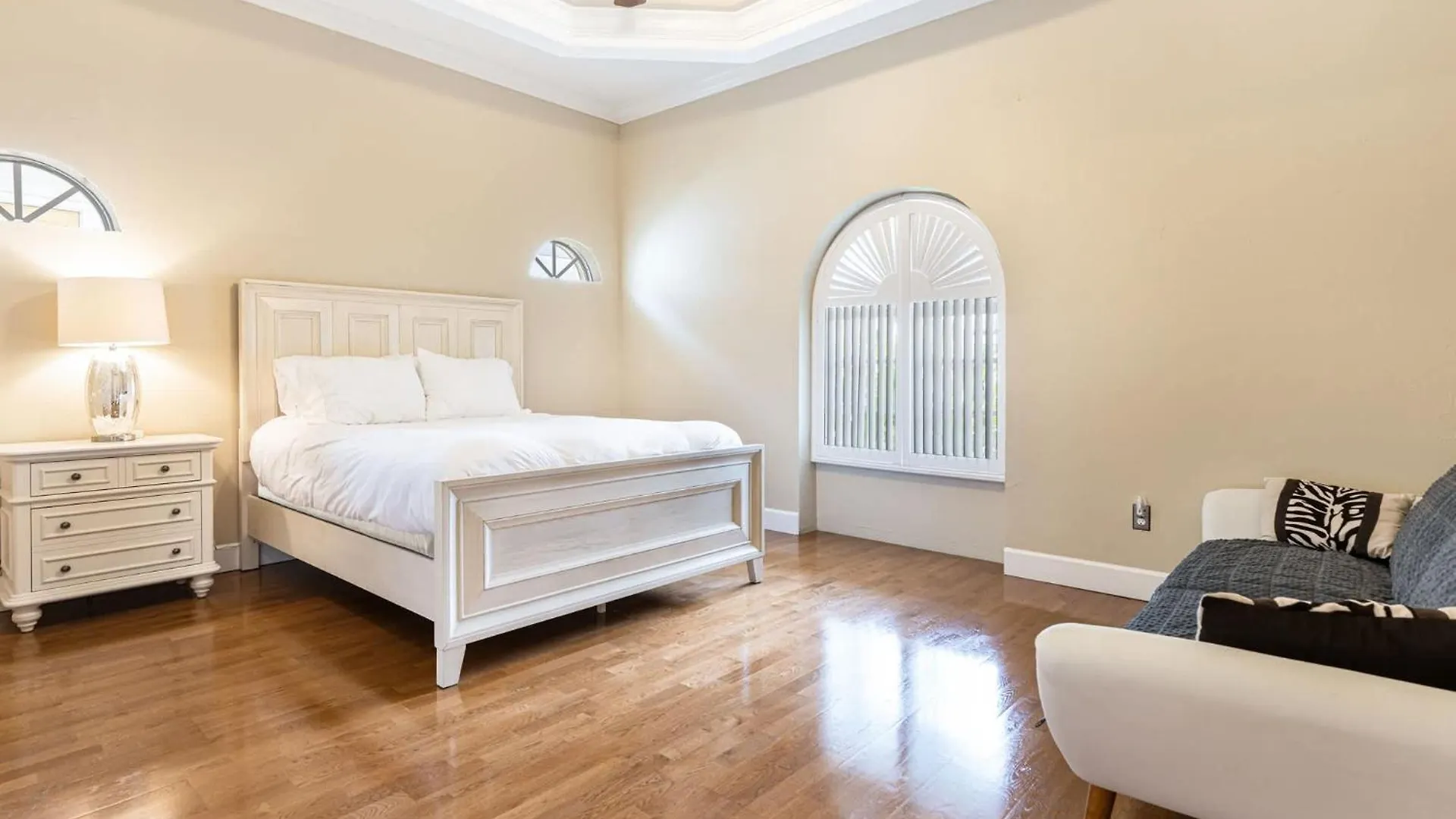 Miramar Mansion - Spacious 5bd 5ba W Pool & Canal * Cape Coral