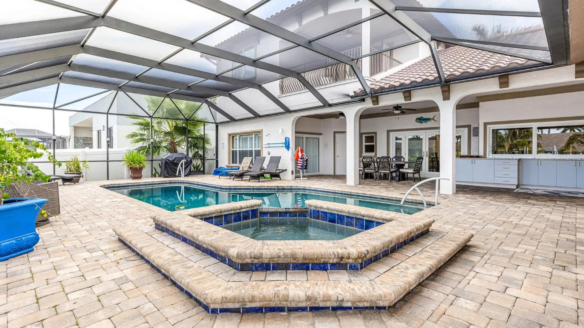 Miramar Mansion - Spacious 5bd 5ba W Pool & Canal Holiday home Cape Coral