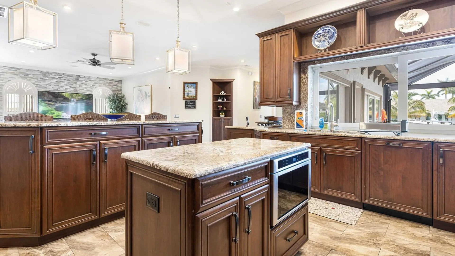 Miramar Mansion - Spacious 5bd 5ba W Pool & Canal *