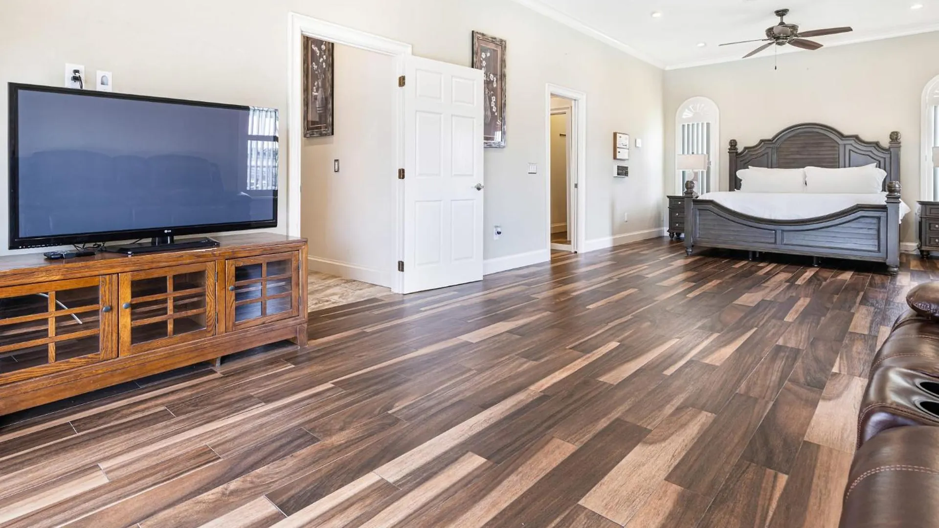 Miramar Mansion - Spacious 5bd 5ba W Pool & Canal Holiday home