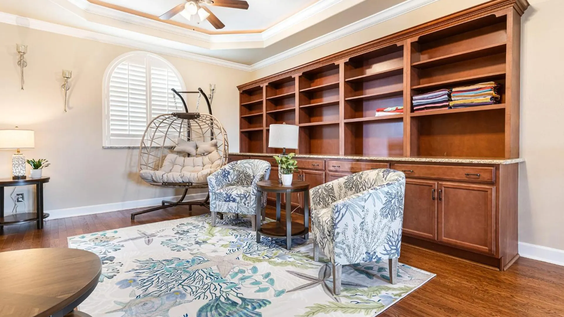Miramar Mansion - Spacious 5bd 5ba W Pool & Canal *
