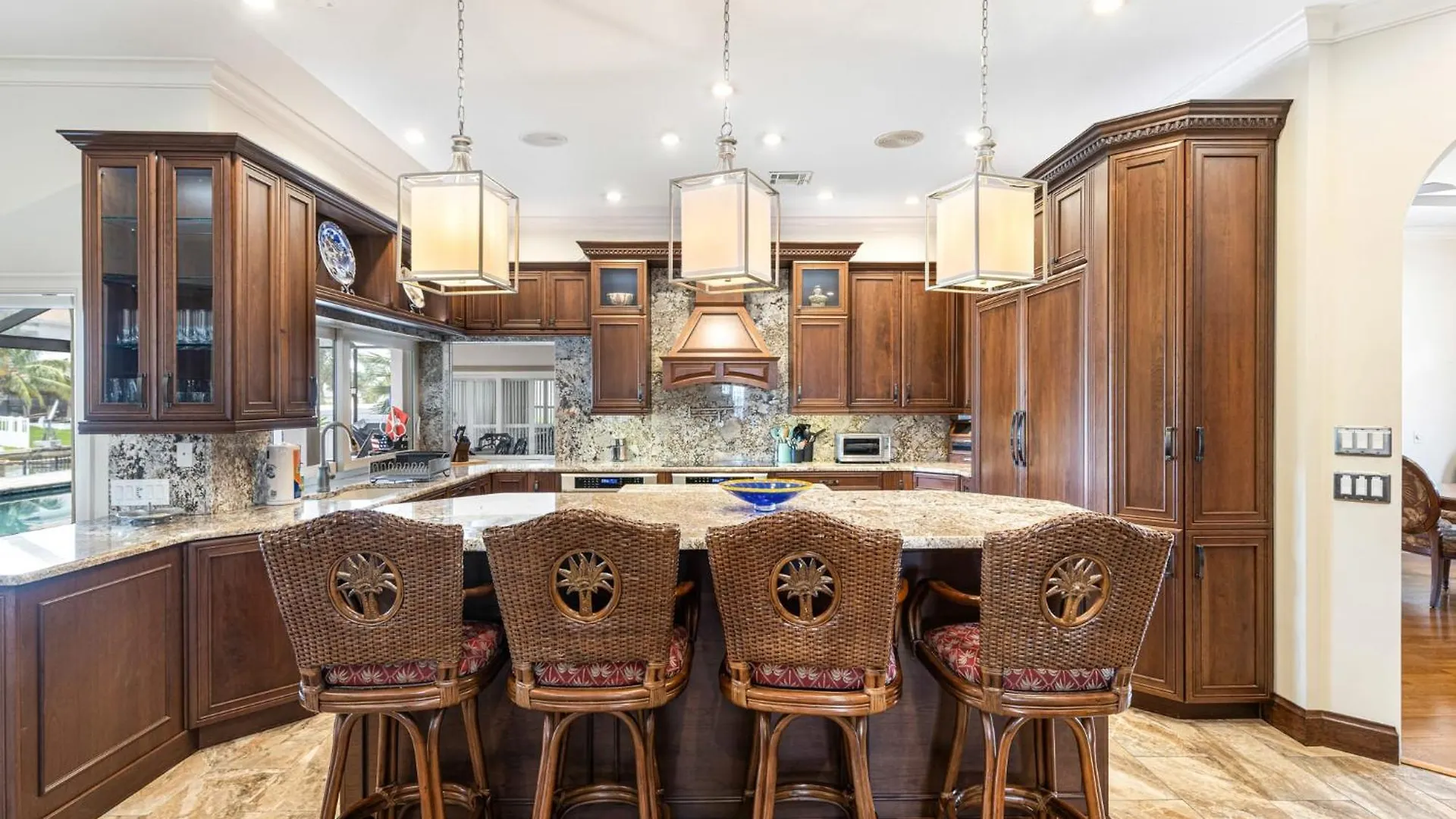 Miramar Mansion - Spacious 5bd 5ba W Pool & Canal Holiday home *