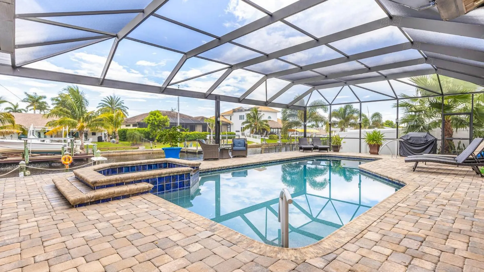 Miramar Mansion - Spacious 5bd 5ba W Pool & Canal *
