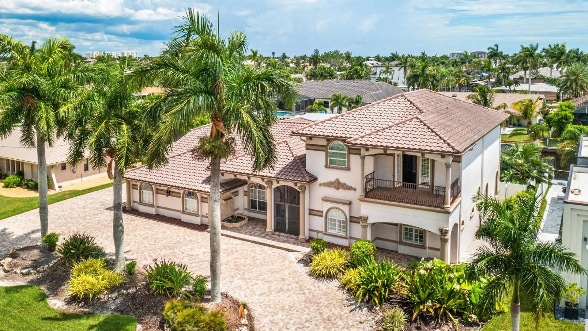 Miramar Mansion - Spacious 5bd 5ba W Pool & Canal