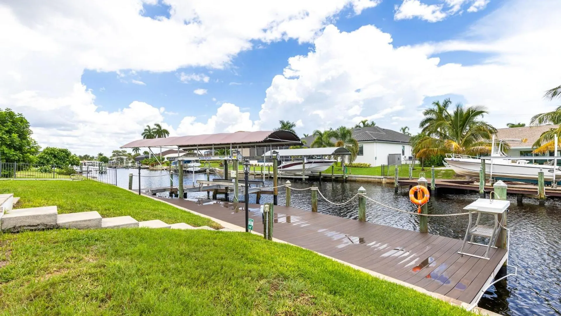 Miramar Mansion - Spacious 5bd 5ba W Pool & Canal Holiday home *