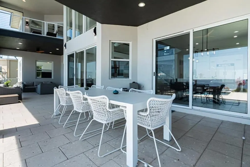 Holiday home Breathtaking 6bd Riverfront Mansion W Pool