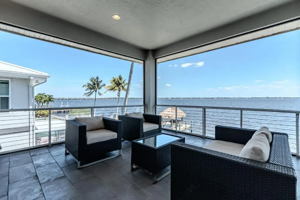 Breathtaking 6bd Riverfront Mansion W Pool Holiday home Cape Coral