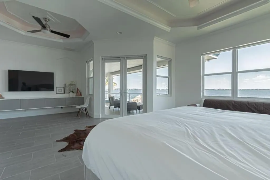 Breathtaking 6bd Riverfront Mansion W Pool Holiday home