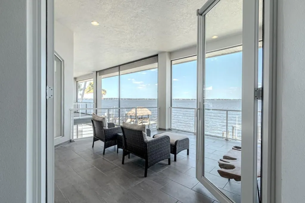 Breathtaking 6bd Riverfront Mansion W Pool Holiday home Cape Coral