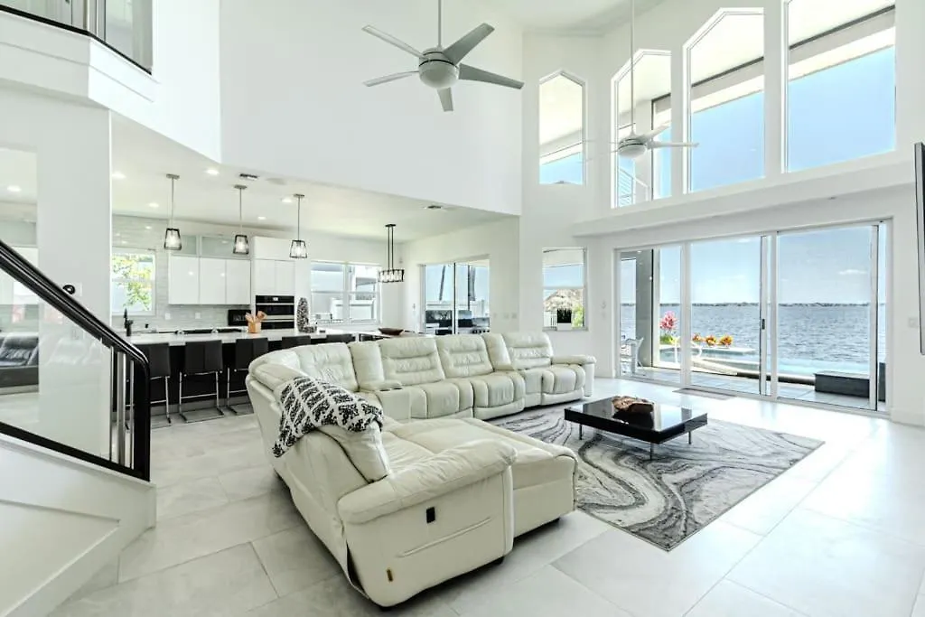 Holiday home Breathtaking 6bd Riverfront Mansion W Pool *