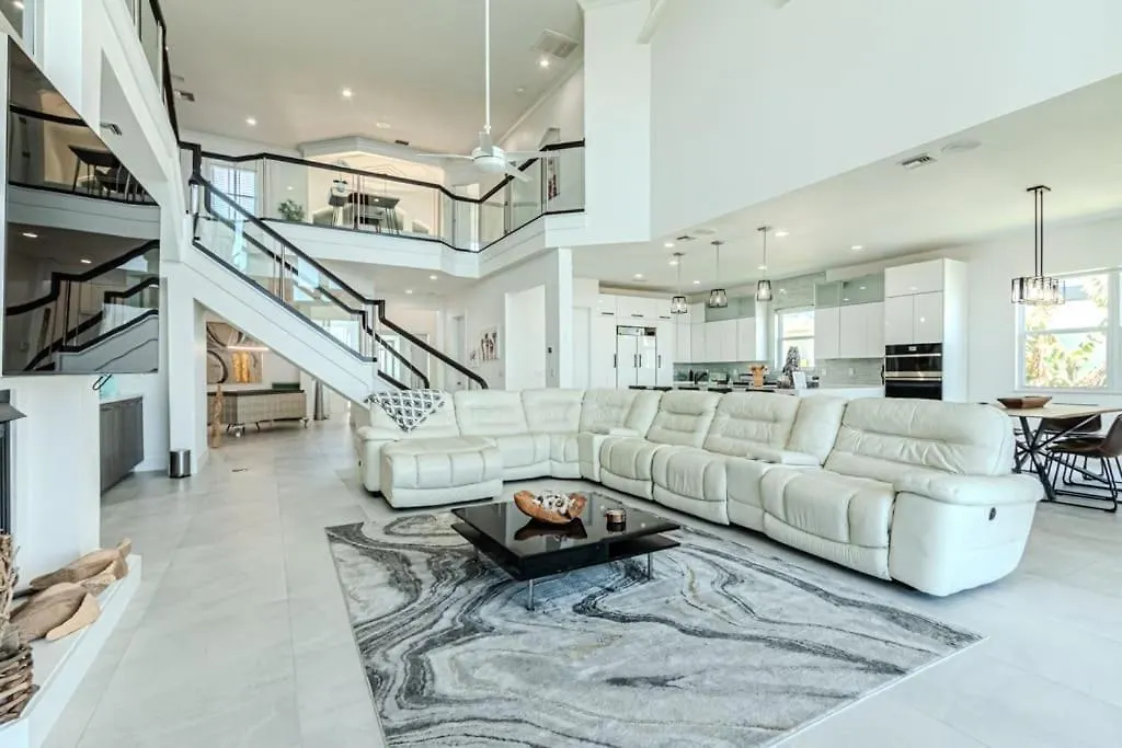 Holiday home Breathtaking 6bd Riverfront Mansion W Pool
